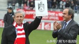 帅哥贝克汉姆荣获2018欧足联主席奖，盘点历届获得者都有谁？