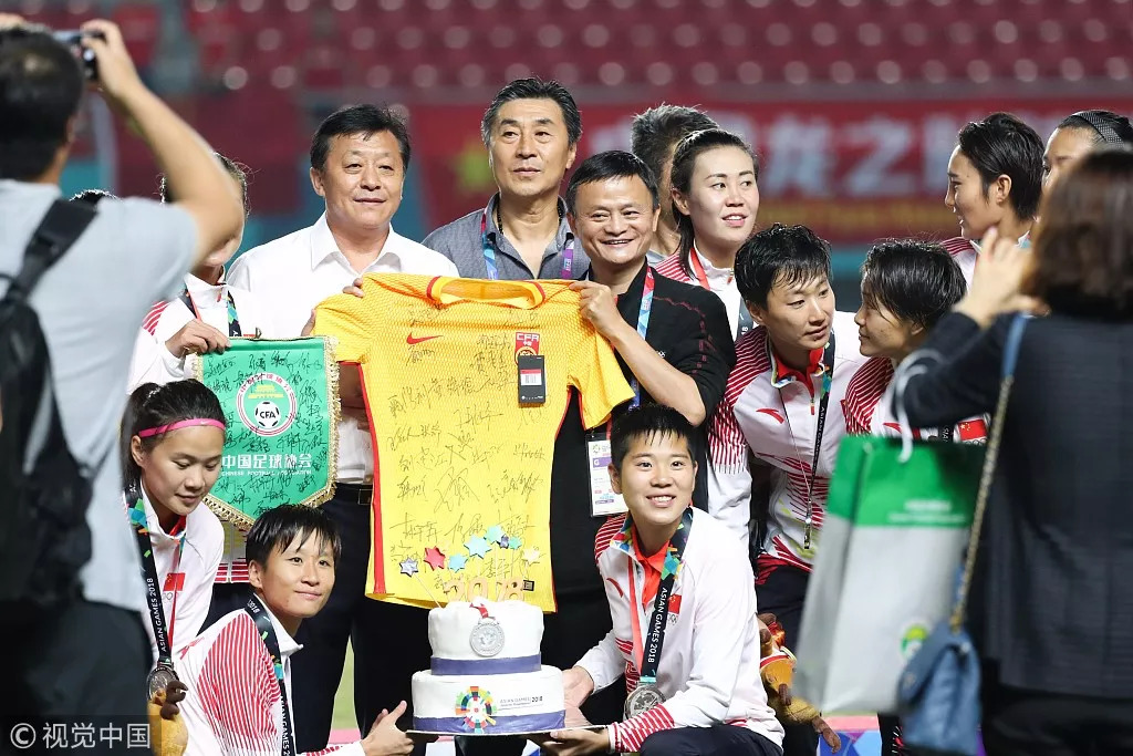 巨港的雨夜，马云为输球的中国女足送上“大蛋糕”