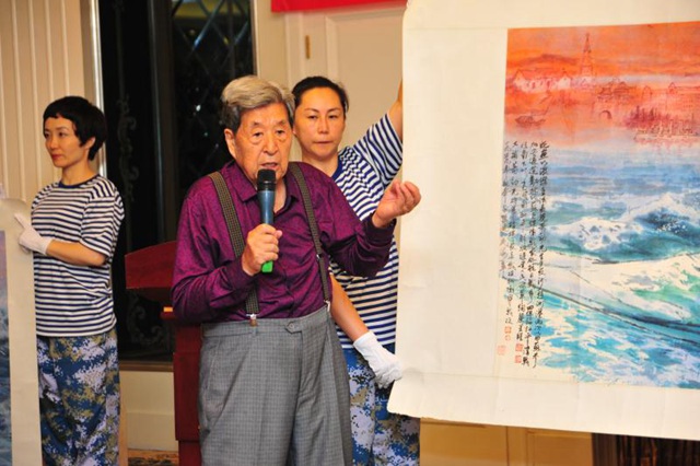 肖劲光大将后代向青岛海军博物馆捐赠书画