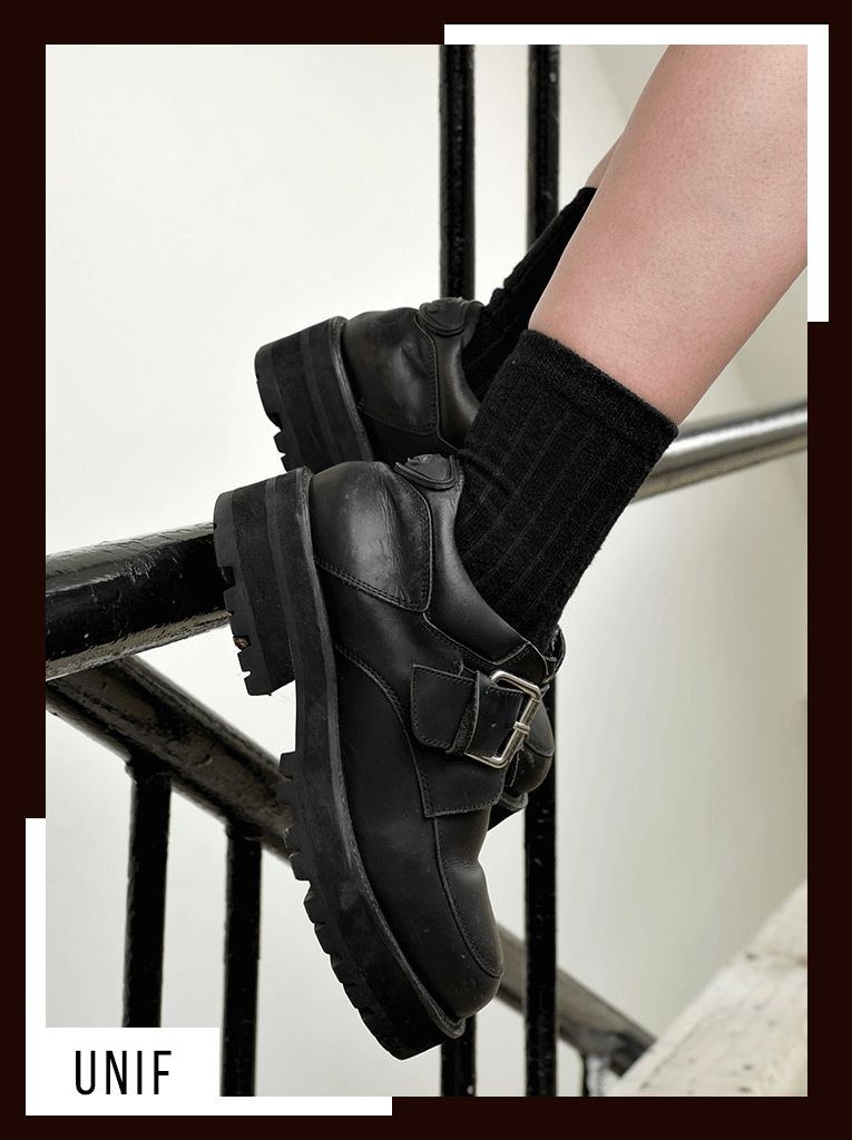 看完员工的鞋子，我哇地一声哭出来