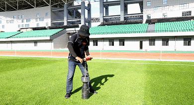 足球场是天然草还是人工草好,足球场天然草用什么草种