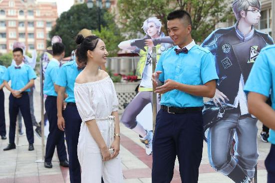 学长帮学妹大一新生拿行李,四川新生入学学长主动帮你提行李