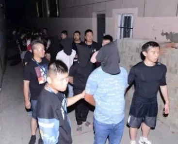 奇葩！妻子接待嫖客，老公负责放哨~