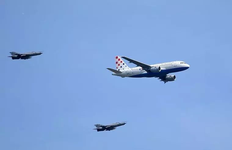 战斗机护航过程中遇到袭击,8架战斗机护航意味着什么