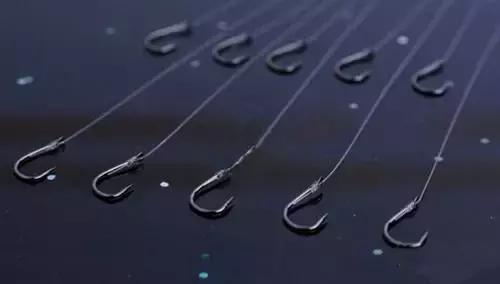 鱼钩上怎么绑蚯蚓不脱钩,绕指绑钩容易脱钩