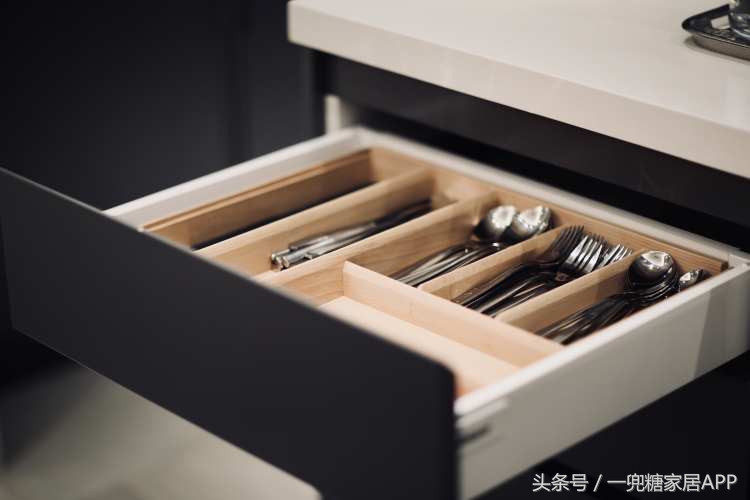 为了2个娃,我183㎡的家,没一个凸出来的柜门把手