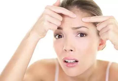 闭口痘痘涂什么药膏医生推荐,闭口粉刺痘痘痘印用什么护肤品