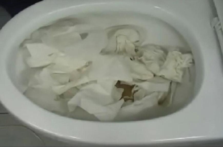 马桶被薄薄的塑料堵了,只能在马桶上面挂毛巾怎么办