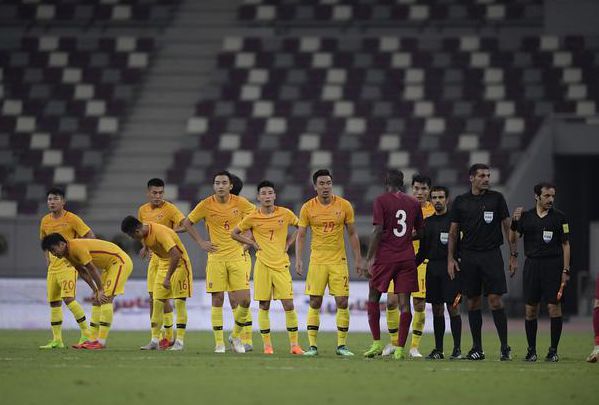 球迷熬夜看球不值!国足仅2脚射门,3前锋在中超进30球却颗粒无收