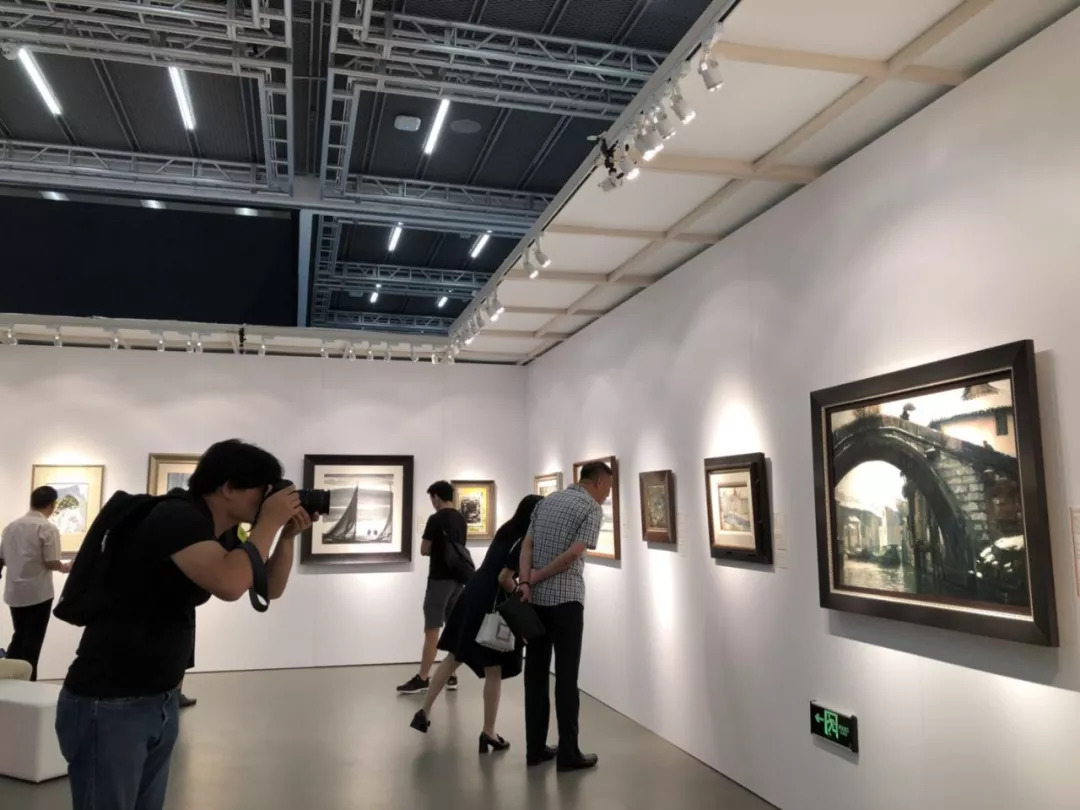 谁说高端大气就顾不上性价比？让嘉德香港来告诉你