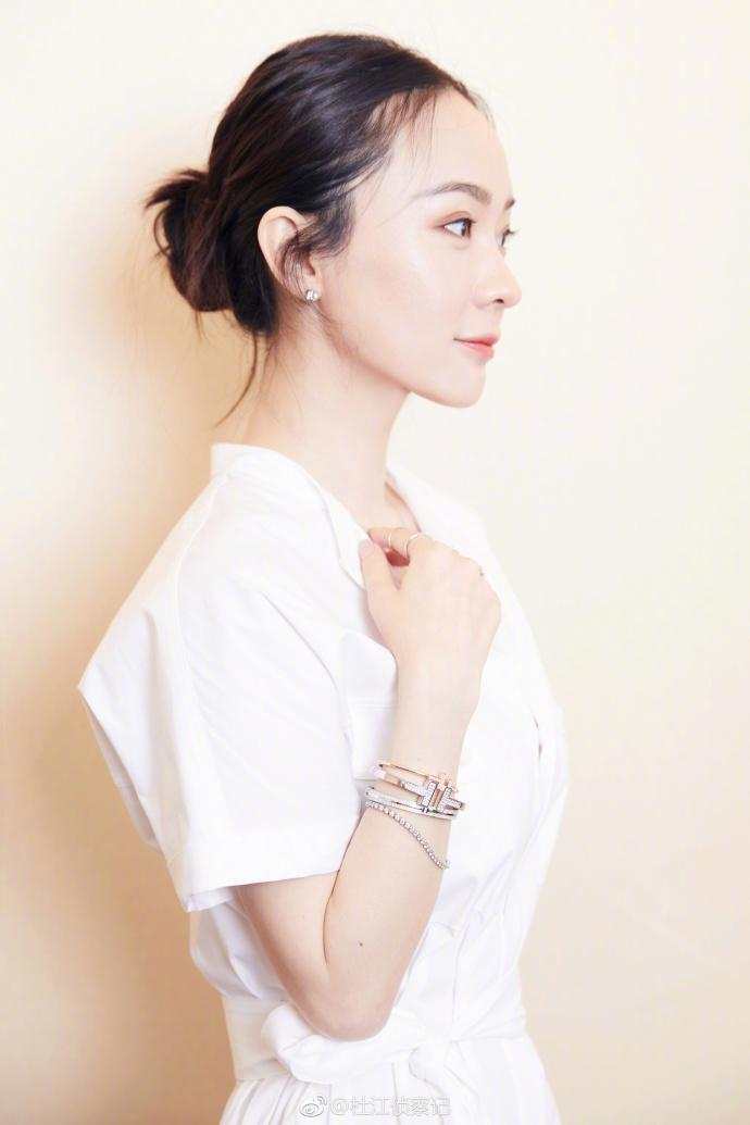 嗯哼给霍思燕戴的什么手表,霍思燕嗯哼正装