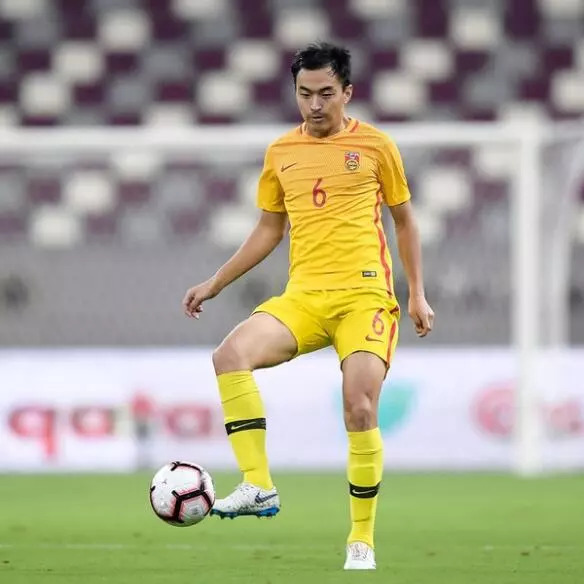 国足连续两次出现致命失误,国足上演63秒窒息操作16次回传gif