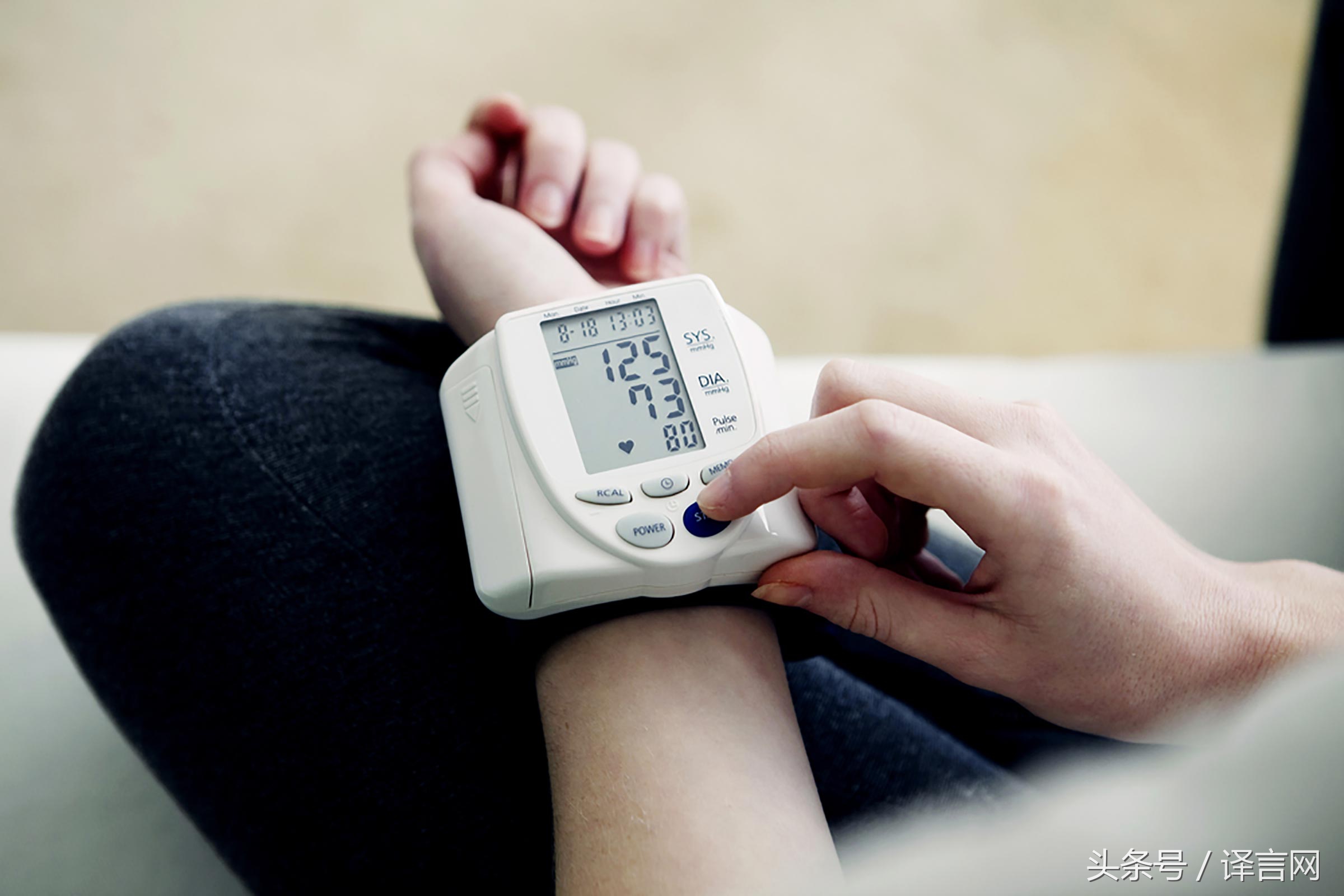 早上起床头痛头很沉什么原因,早上起来发现头晕头痛怎么回事