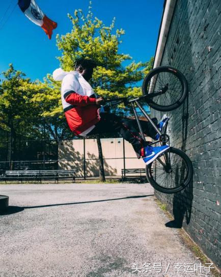 aj椋炴獝璧板,绌跨潃aj灏忓績缈肩考璧拌矾