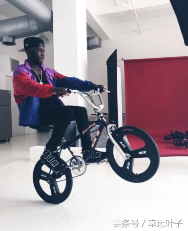 aj椋炴獝璧板,绌跨潃aj灏忓績缈肩考璧拌矾