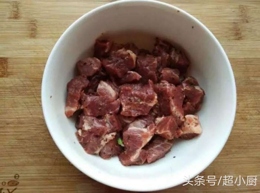 名厨炒牛肉怎么做嫩又好吃,牛肉片嫩滑上浆大厨教你正确方法
