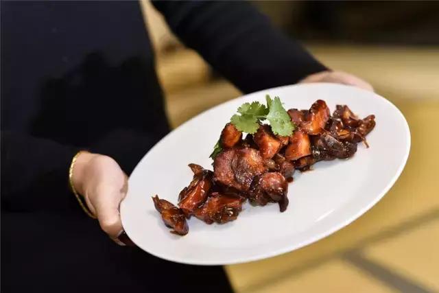 她和发小在500米悬崖边盖了云中小屋，走吧，这次我们一起去看云~