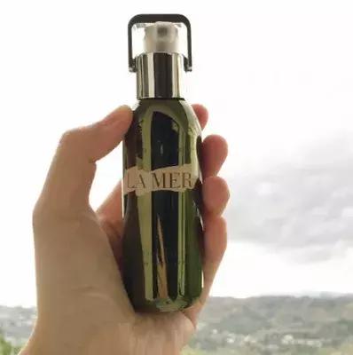 看了白月光秦岚分享的天价精华,我关上手机睡觉去了