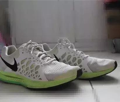 鞋子发黄发霉怎么处理,鞋子发霉氧化变黄怎么洗白