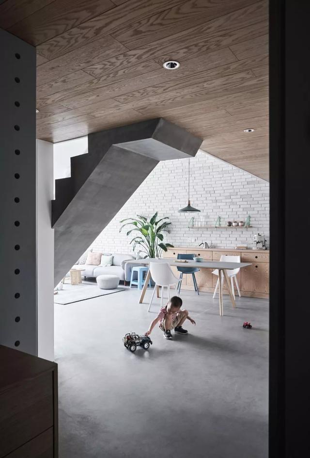 家里顶楼怎么装修,买到顶楼要怎么装修斜屋顶