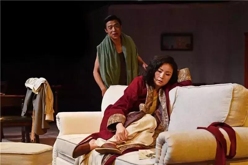 前苏联剧作家A·盖利曼《家丑外扬》探讨“女性软*力暴**”的话题