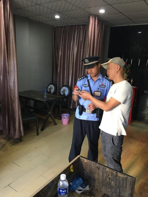 两杯雪碧、一盘瓜子花了388元！男子在这家“擦鞋店”经历了什么