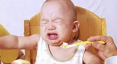 宝宝大便干大便有血怎么办,小孩眼屎多小便黄