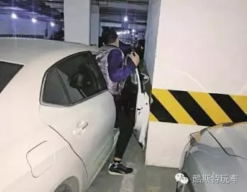 开门碰到隔壁车门磕掉一点漆,车门边缘开门碰掉漆怎么修复