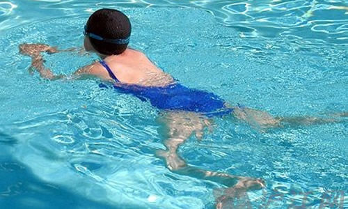 游泳教学初学者如何学习蝶泳,游泳技巧练好这四招帮你快速学会