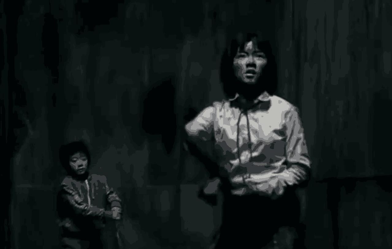 30多米长的怪物上岸咬人，竟然连小孩子都不放过！