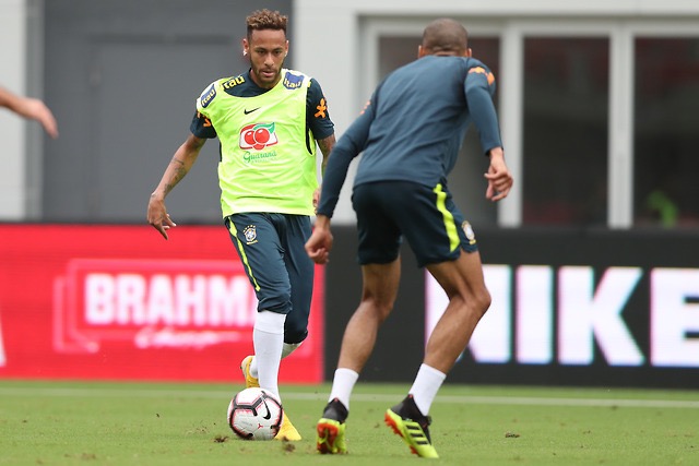 内马尔尴尬瞬间,18内马尔假摔黄牌