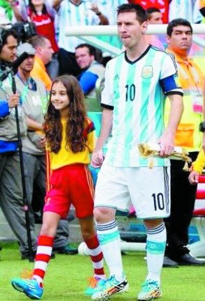 卡洛斯最矮的球员碰上最高的球童,足球场上最尴尬的位置是边后卫