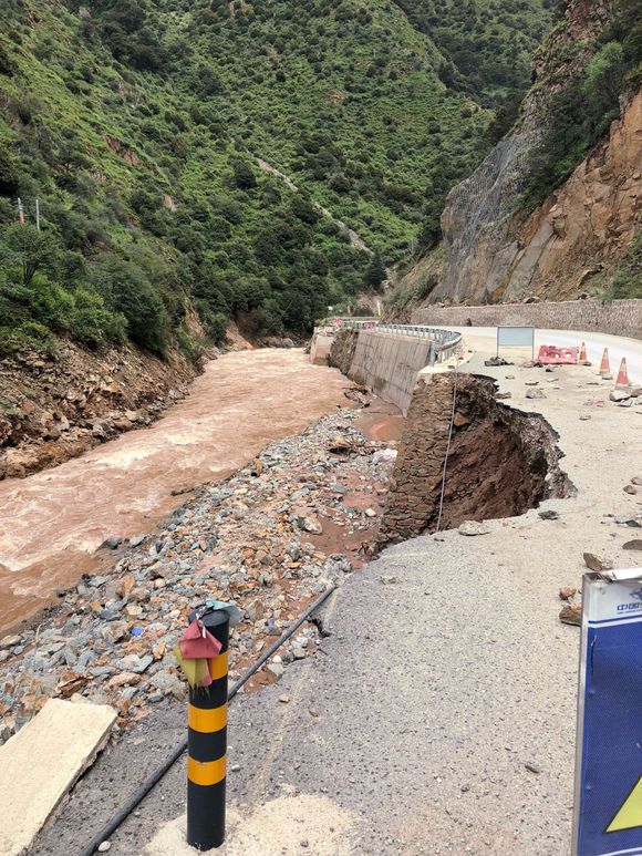 女骑士大踏板摩旅318川藏线 (318川藏线天堂之路)