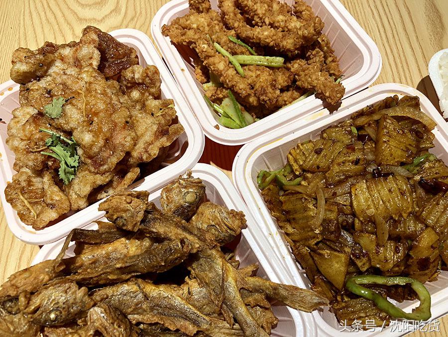 从这里打包4盒炒菜，回家路上，我没忍住偷吃了好几口！