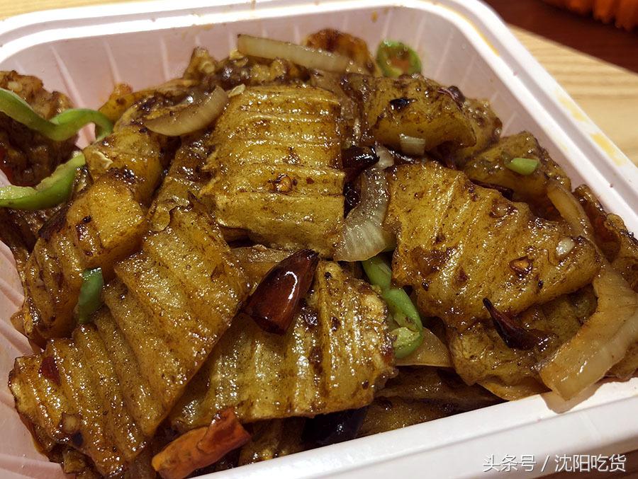 从这里打包4盒炒菜，回家路上，我没忍住偷吃了好几口！