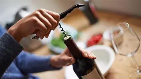 开葡萄酒断塞不要慌,葡萄酒木塞断什么原因