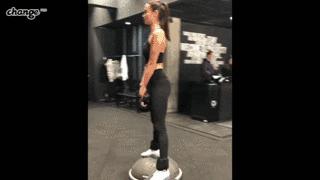 靠自己努力成功的人物,最经典的一次维密走秀