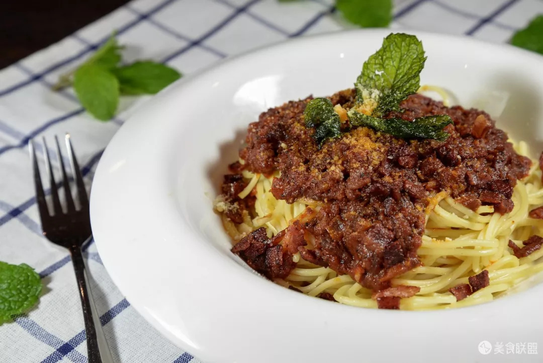 每天都有大量肉食动物到昆明废旧工厂，狂啃50CM高的火焰战斧牛排