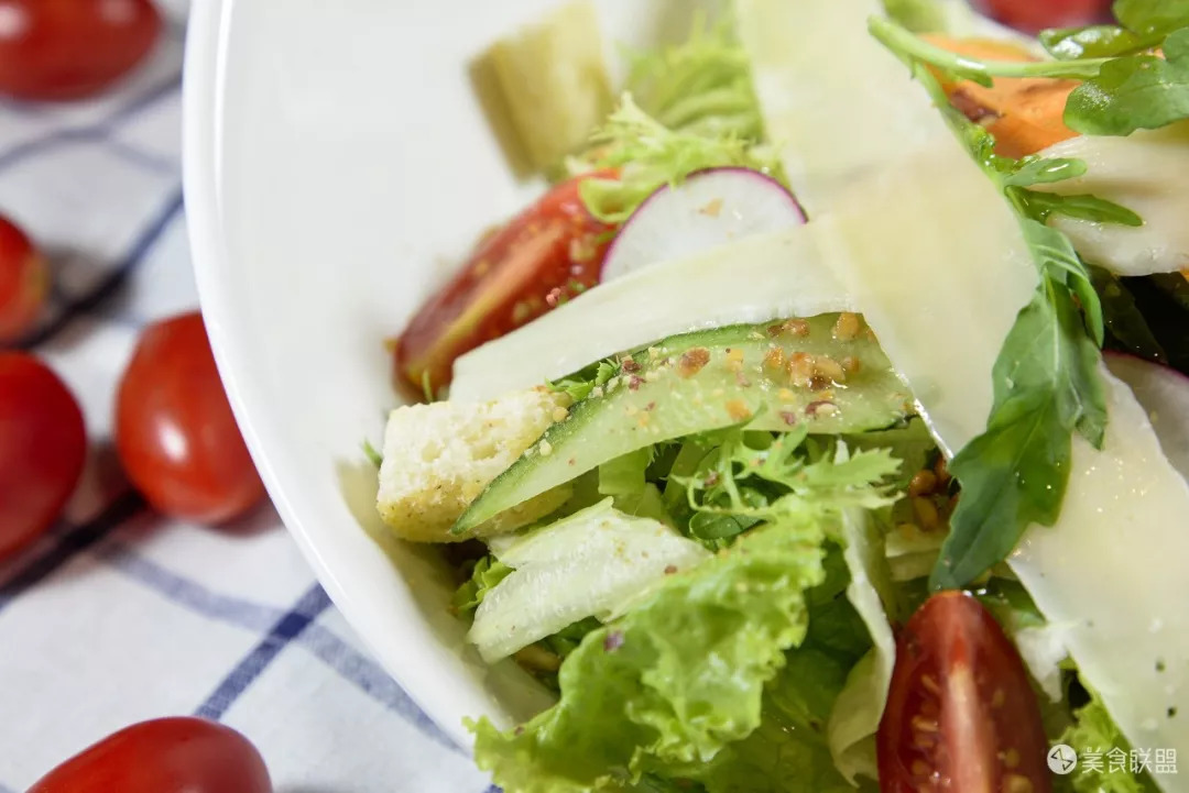 每天都有大量肉食动物到昆明废旧工厂，狂啃50CM高的火焰战斧牛排