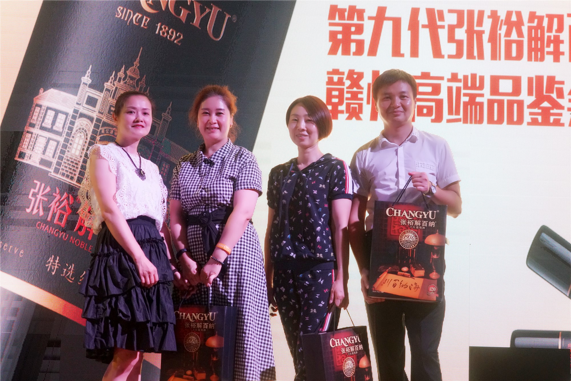 第九代张裕解百纳品鉴会荆州,张裕解百纳干红品酒大师的选择