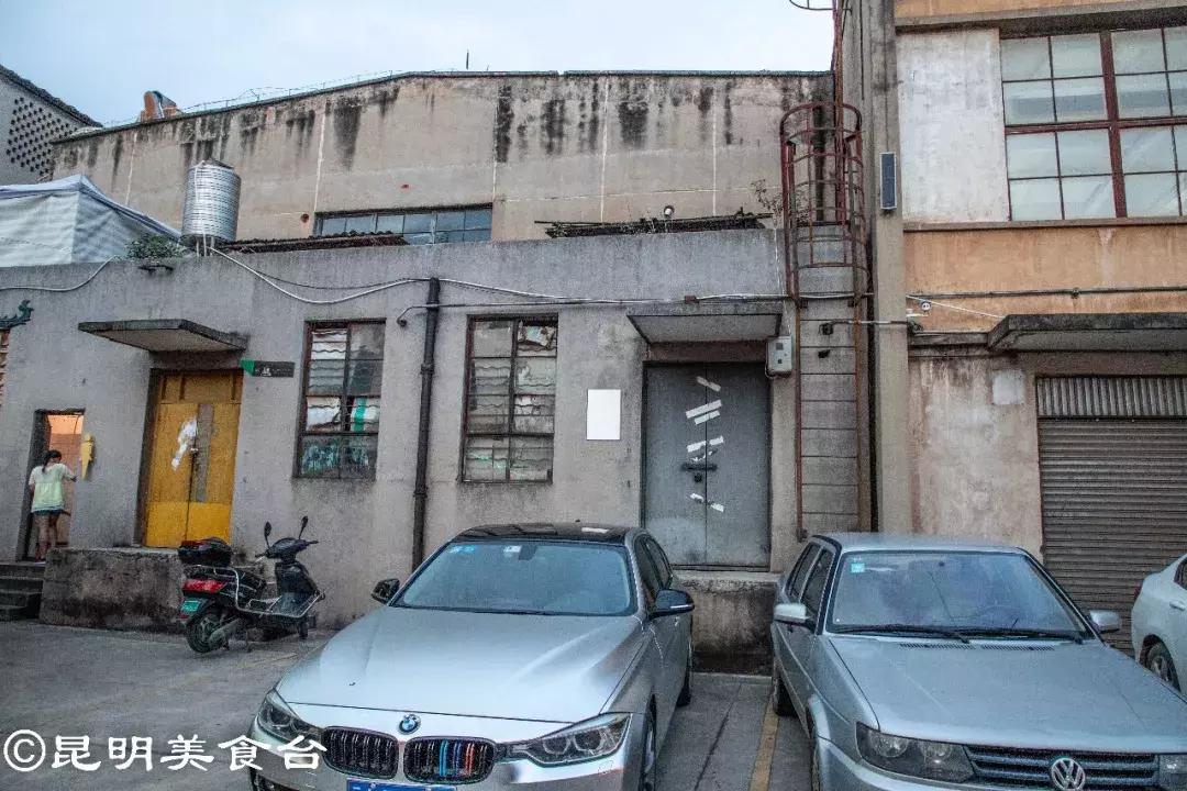 藏在昆明老厂房里的柴火鸡，一款酱料价值百万，连续排队5年