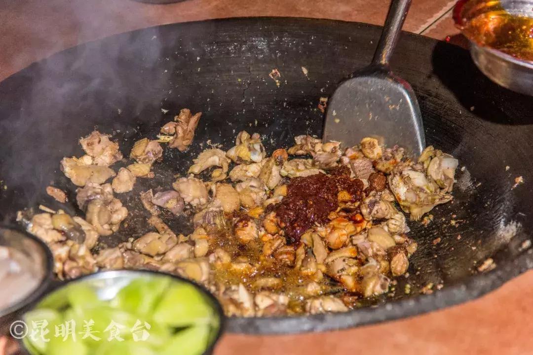 藏在昆明老厂房里的柴火鸡，一款酱料价值百万，连续排队5年