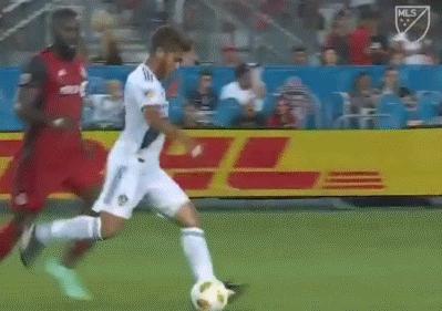 伊布一球成名连过五人骗过摄像机,伊布进球十大神仙球