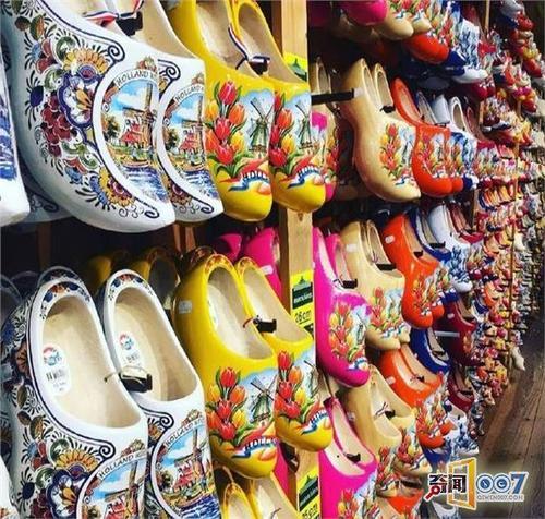 千万记住,中国游客最爱买的“小鞋”一定要是木头做的