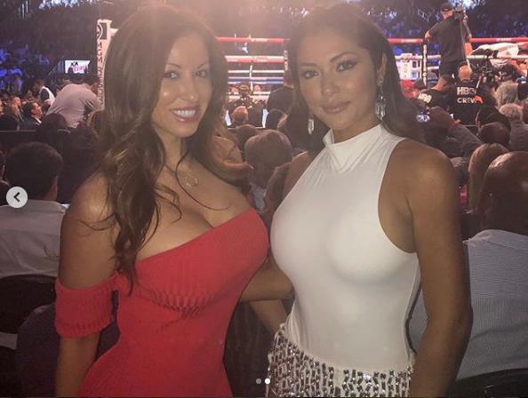 UFC举牌女郎有多土豪？超乎你想象，豪车随便开，一个包上万美元