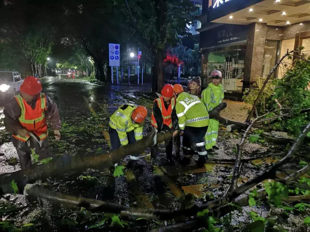 昨日！两千多次警情响起，风雨不停，小黄人不歇息！