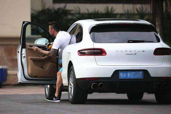 武磊在国足有多少钱,国足球员豪车视频