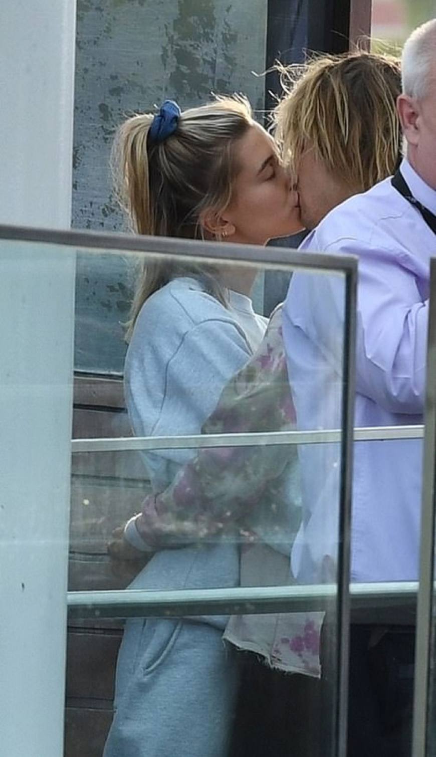 海莉比伯现身洛杉矶街头,比伯最新表演