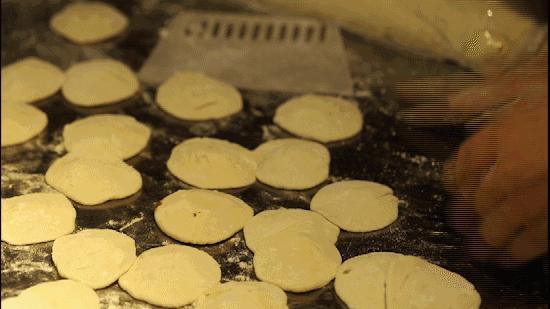 “火山口”肉包来了！每天卖出3000个，开车4小时……