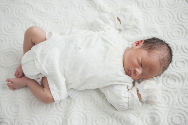 新生儿脸上湿疹能抹炉甘石吗,新生儿脸上湿疹能擦面霜吗